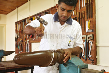 Kundasale  Sri Lanka  Orthopaedietechniker beim Anfertigen einer Prothese