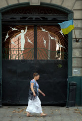 Odessa  Ukraine  eine Frau geht an einem verzierten Eingangstor vorbei