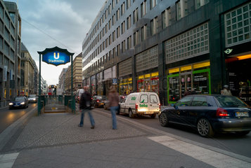 Berlin  Deutschland  abendlicher Verkehr beim U-Bahnhof Stadtmitte