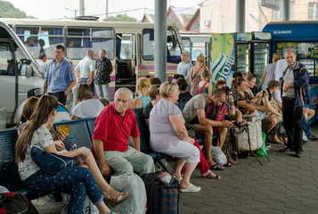 Odessa  Ukraine  Passagiere warten am Busbahnhof