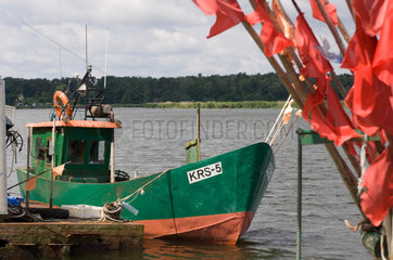 Swinemuende  Polen  Fischerboot auf der Swine