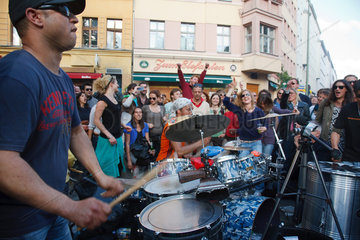Berlin  Deutschland  Musiker auf dem Myfest in Kreuzberg