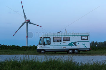 Emden  Deutschland  Camper sitzt in seinem Wohnmobil am Abend