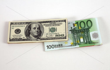 100-Dollarscheine und 100-Euroscheine stehen nebeneinander