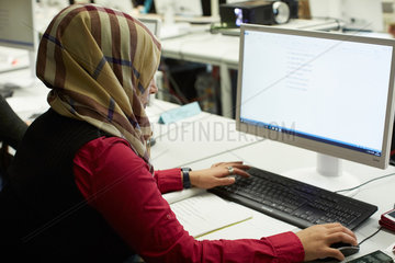 Berlin  Deutschland  Fluechtlingsfrau lernt den Umgang mit dem Computer