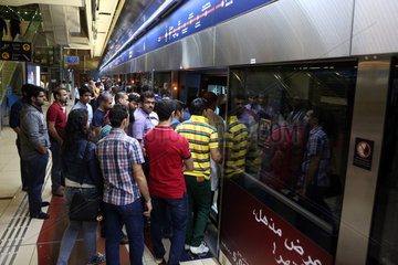 Dubai  Vereinigte Arabische Emirate  Menschen steigen in eine U-Bahn ein