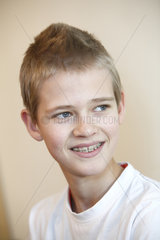Hamburg  Deutschland  Portrait eines 13-jaehrigen Jungen mit Zahnspange