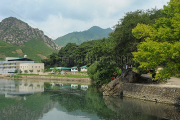 Sinpyong  Nordkorea  Haeuser an einem See entlang