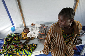 Goma  Demokratische Republik Kongo  an Cholera erkranktes Kind mit seiner Mutter
