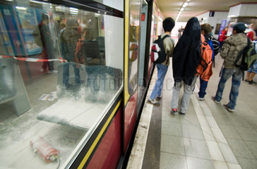 Berlin  Deutschland  Besucher anlaesslich des Aktionstages der BVG  S-Bahn u. Polizei