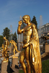 Sankt Petersburg  Russland  Figuren vor dem Palast von Peterhof