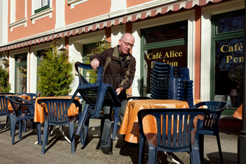 Potsdam  Deutschland  Cafe Pension in der Brandenburger Strasse oeffnet am Morgen