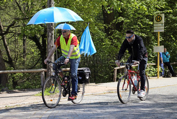 Berlin  Deutschland  Fahrradfahrer mit Sonnenschutz