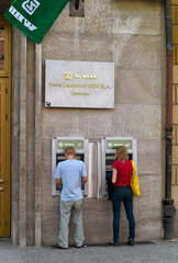 Breslau  Polen  Kunden am Geldautomaten der WBK-Bank