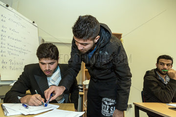 Bremen  Deutschland  syrische Fluechtlinge beim Deutschunterricht