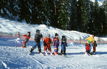 Leutasch  Oesterreich  Kinder bei einem Skikurs im Leutaschtal