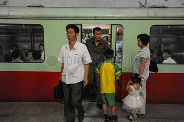 Pjoengjang  Nordkorea  Fahrgaeste verlassen eine U-Bahn