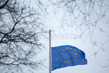 Berlin  Deutschland  Europaeische Fahne auf Halbmast am Bundestag