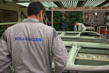 Wolfsburg  Deutschland  VW-Werk  Mitarbeiter im Presswerk