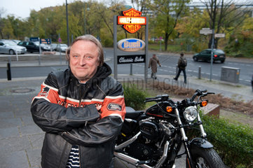 Berlin  Deutschland  Schauspieler Axel Prahl mit seiner Harley-Davidson Forty-Eight