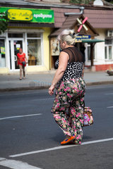 Odessa  Ukraine  eine Frau ueberquert eine Strasse