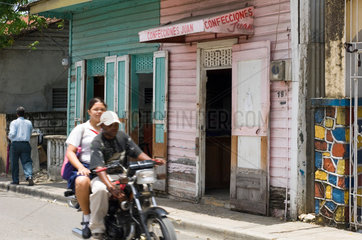 Puerto Plata  Dominikanische Republik  alte Haeuser mit farbigen Fassaden