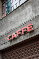 Nuoro  Italien  Leuchtschrift eines geschlossenen Cafes