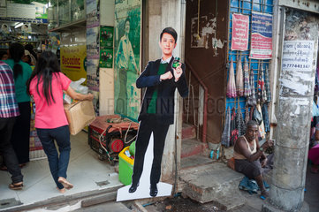 Yangon  Myanmar  Aufsteller aus Pappe vor einem Geschaeft