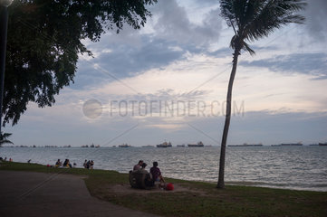 Singapur  Republik Singapur  Menschen am Strand des East Coast Parks