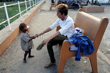 Yangon  Myanmar  Ein Strassenkind bettelt am Ufer des Yangon-Flusses
