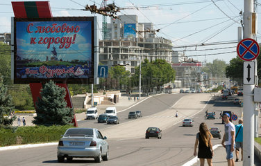 Tiraspol  Republik Moldau  Verkehr auf der Strasse des 25. Oktobers