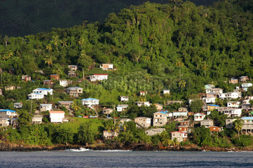 St. Georges  Grenada  Blick vom Wasser auf Haeuser an der Kueste