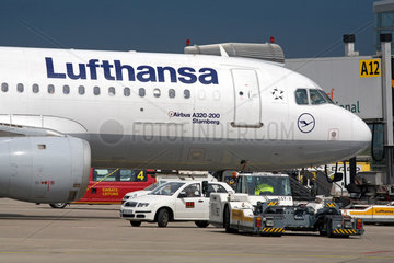 Duesseldorf  Deutschland  Flugzeug der Lufthansa