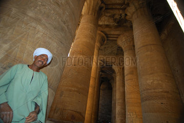 Edfu  Aegypten  Besucher im Horustempel