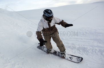 Belalp  Schweiz  ein Mann faehrt Snowboard