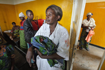 Goma  Demokratische Republik Kongo  Krankenschwester haelt ein Neugeborenes im Arm