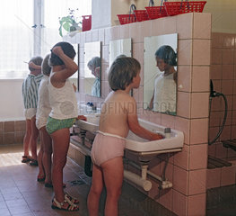 Rostock  DDR  Kindergartenkinder waschen sich am Morgen