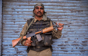 Srinagar  Indien  ein Soldat haelt waehrend der Ausgangssperre Wache