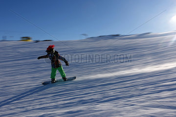 Krippenbrunn  Oesterreich  ein Junge faehrt Snowboard