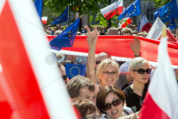 Warschau  Polen  Demonstranten mit Polen- und Europafahnen