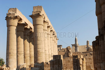 Luxor  Aegypten  Saeulen in der Tempelanlage des Luxor-Tempel