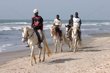 Banjul  Gambia  Einheimische am Strand