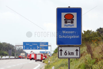 Baden-Baden  Deutschland  Schild Wasserschutzgebiet auf der A 5