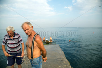 Odessa  Ukraine  Badegaeste auf einem Pier am Schwarzen Meer