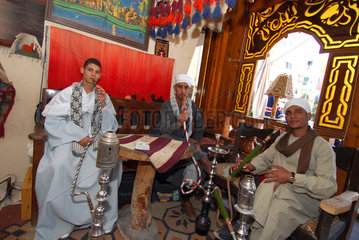 Hurghada  Aegypten  Maenner in einem Kaffeehaus
