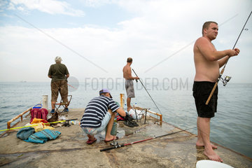 Odessa  Ukraine  Angler auf einem Pier am Schwarzen Meer