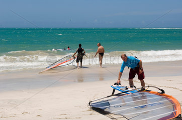 Cabarete  Dominikanische Republik  Windsurfer am Strand