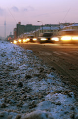 Berlin  Deutschland  Verkehr auf der Frankfurter Allee im Winter