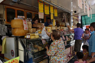 Orvieto  Italien  Frau kauft Kaese auf einem Wochenmarkt