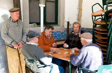 Faro  Portugal  alte Maenner beim Kartenspiel